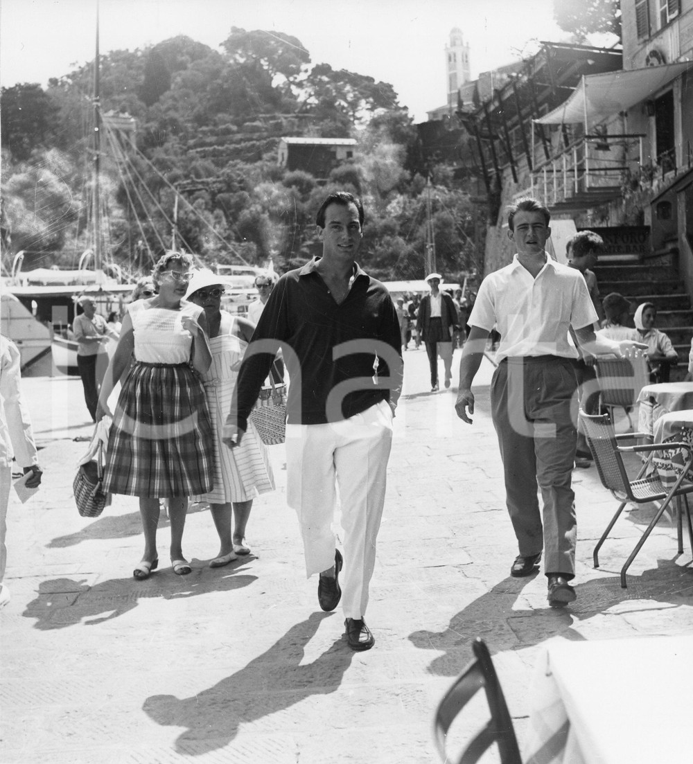 1959 PORTOFINO Principe Karim AGA KHAN IV a passeggio - Foto vintage 18x24 cm 1959Fotografia vintage rara d'epoca.Timbro archivio Publifoto Genova al verso.FORMATO: 18x24 cm CONDIZIONI: POOR (increspature al lato superiore e difetti di stampa evidenti)ICHARTA mette in vendita le stampe vintage della collezione Publifoto Genova, per la maggior parte inedita o in tiratura di pochi esemplari. Si tratta di un'ottima opportunit&agrave; di investimento per i collezionisti di fotografie d'epoca.    originale e autentica 1