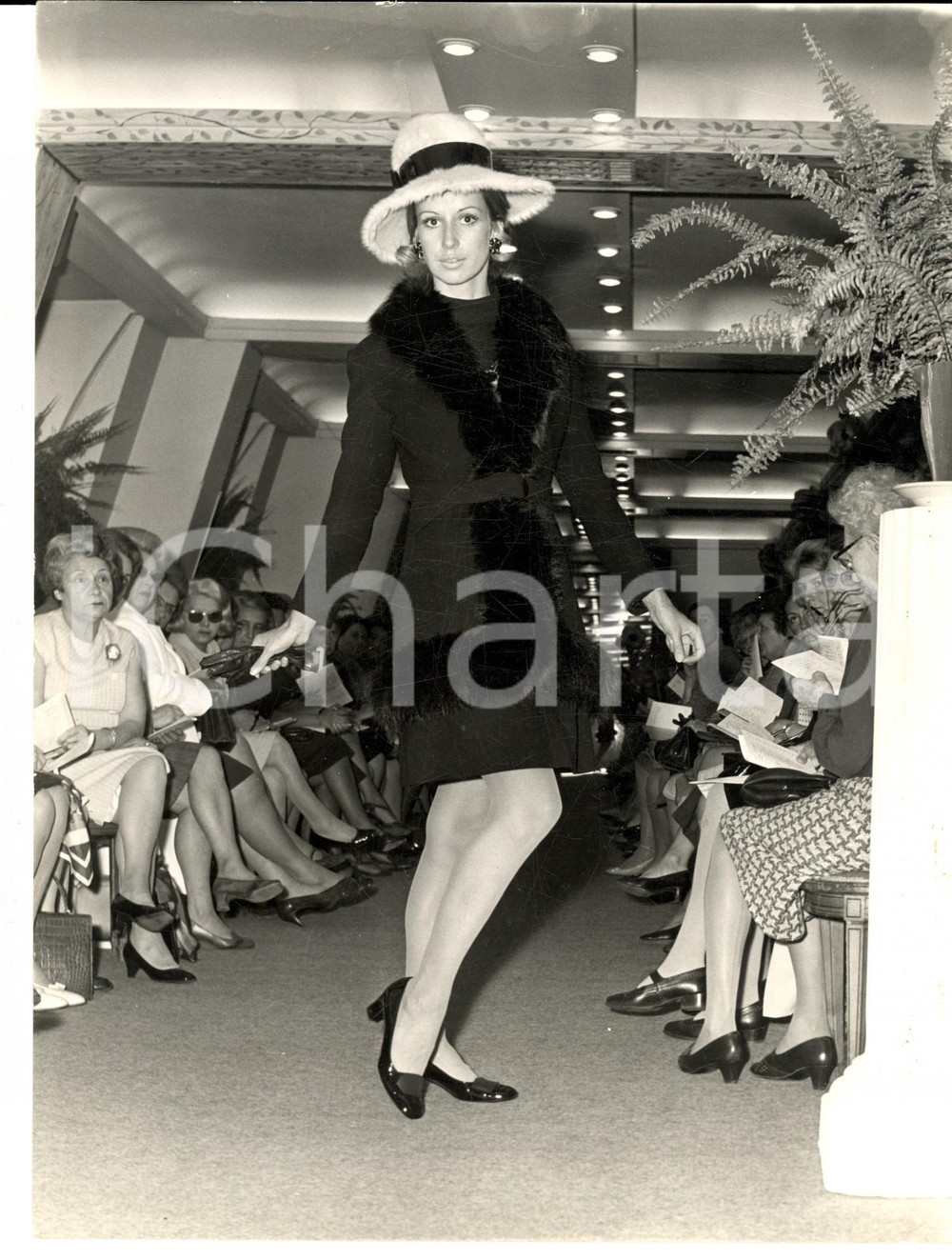 1965 ca PARIS MODA INVERNO Modella con tubino e cappotto con bordi in pelliccia