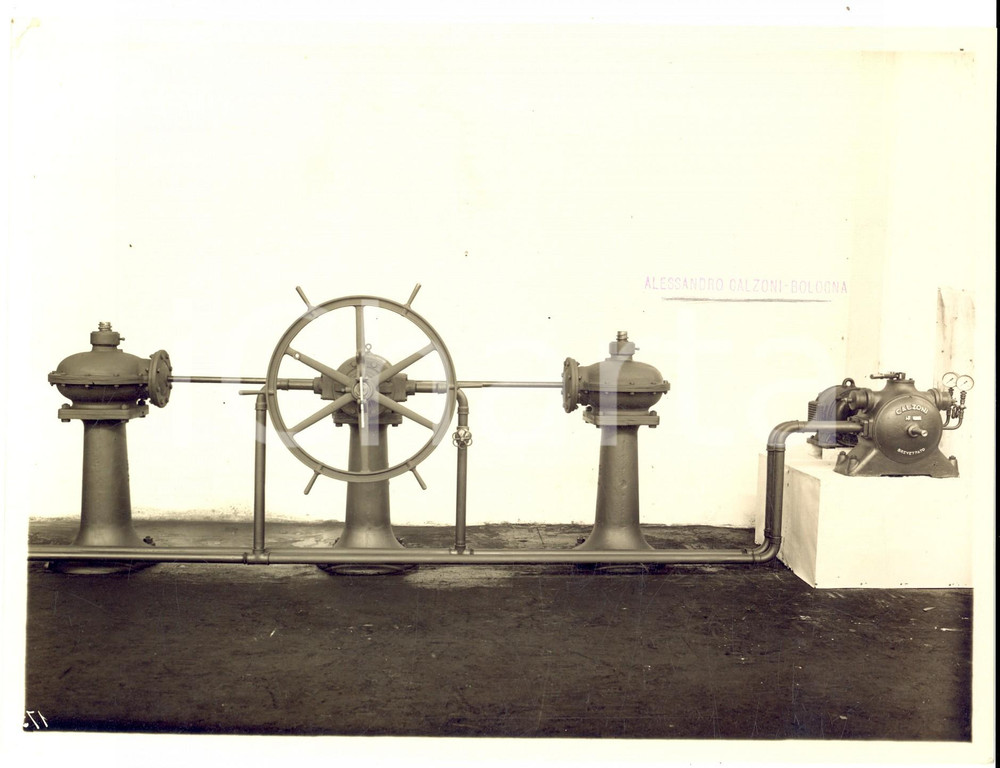 Fotografia d epoca originale 1947 BOLOGNA Ditta Alessandro CALZONI Macchina per paratoia a uso idraulico Foto 1