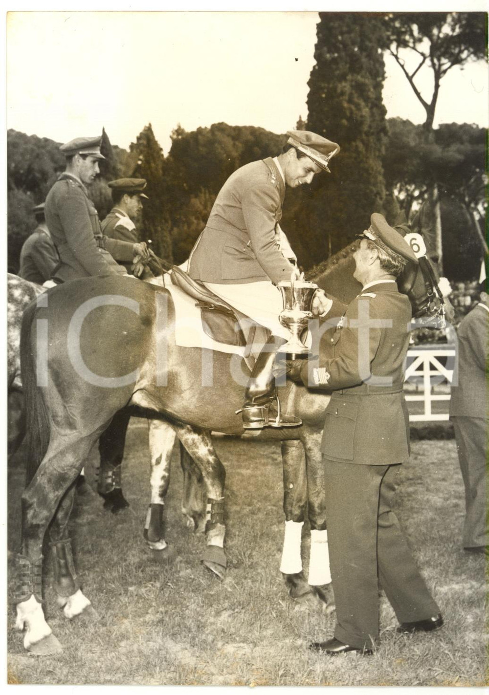 1958 ROMA Concorso Ippico - Giancarlo GUTIERREZ vince il "Premio Campidoglio"  Fotografia d'epoca, con didascalia coeva al verso. CONDIZIONI: FAIR (alone diffuso; sovraimpressione al margine superiore)FORMATO: 13x18 cm    originale e autentica 1