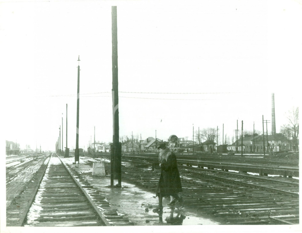 Fotografia d epoca originale 1941 UCRAINA WW2 C.S.I.R. Donna attraversa binari di una stazione occupata FOTO 1