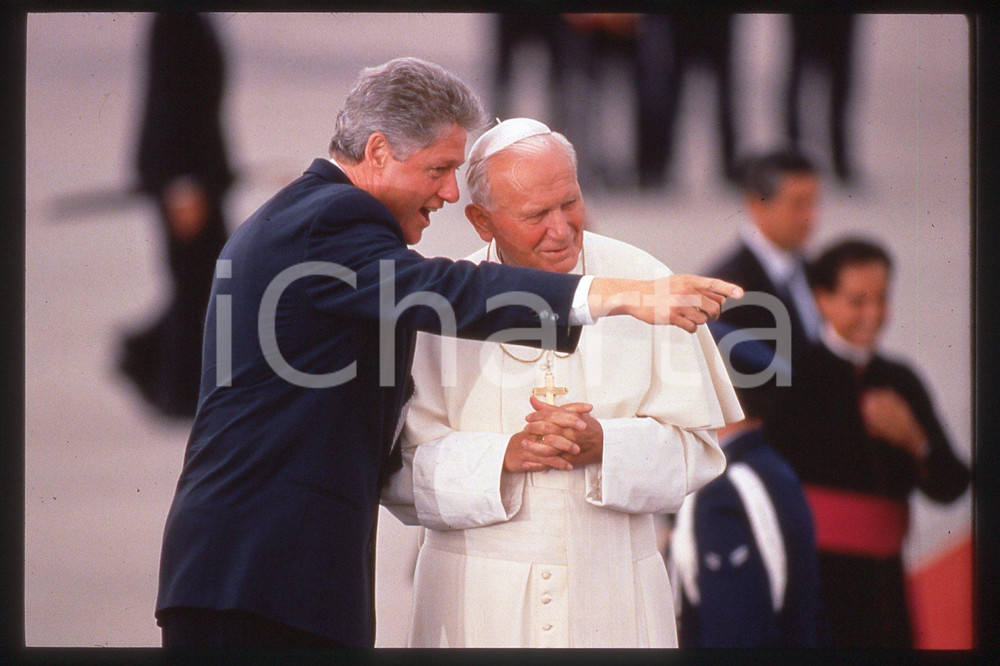 35mm vintage slide*1993 DENVER - COLORADO Giovanni Paolo II and Bill CLINTON (2)  Diapositiva d'epoca, in formato 35 mm.CONDIZIONI: GOODE' severamente vietata la riproduzione. Tutti i diritti sono riservati.Nella diapositiva ICharta mette in vendita, sul negozio eBay e in esclusiva sul sito "icharta" il proprio archivio composto da numerose diapositive e negativi fotografici d'epoca, tutti originali e autentici, che attraversano la storia del costume italiano tra gli la fine degli anni Sessanta e Novanta.Si tratta di uno sguardo inedito sull'attualit&agrave;, la politica, la vita quotidiana, il gossip e la cultura, che fotografa il cambiamento della nazione in quest'ultimo scorcio del XX secolo. Un'occasione unica per il mercato del collezionismo, che vede finalmente disponibile un archivio eccezionale per vastit&agrave;, tematiche e condizioni, in un settore (il negativo fotografico e la diapositiva) di assoluta novit&agrave; e dalle interessanti prospettive di investimento.  FAIR/discreto   originale e autentica 1