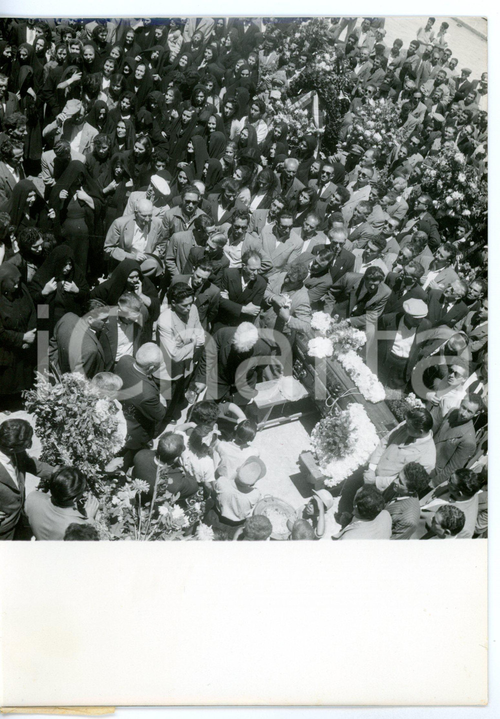 1954 VILLALBA MAFIA Funerali Don Calogero VIZZINI - Folla circonda il feretro 