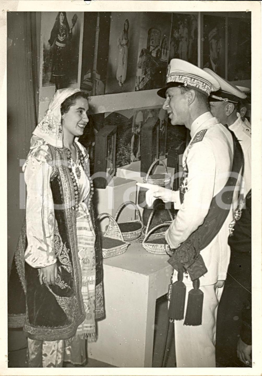 Fotografia d'epoca originale 1939 PADOVA Duca di PISTOIA e donna albanese in costume 1