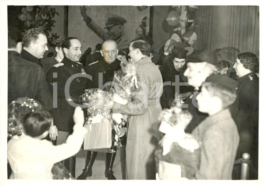 Fotografia d epoca originale 1939 ROMA Achille STARACE distribuisce doni alla GIL per la Befana Fascista 1