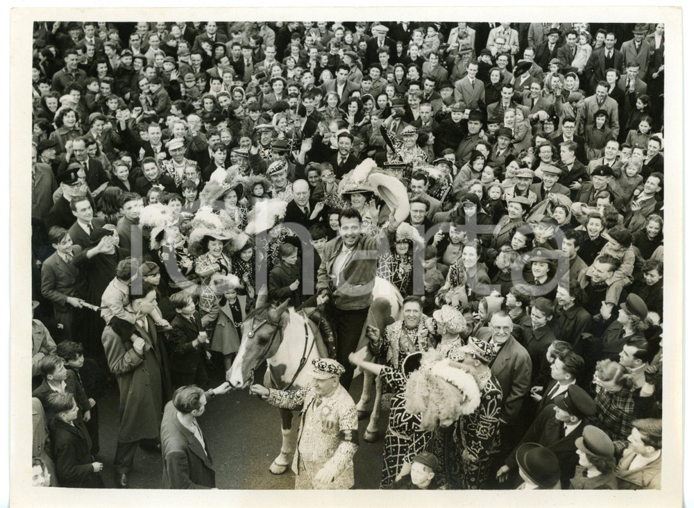 1953 LONDON Battersea Park - Tennessee Ernie FORD a cavallo tra la folla *Foto