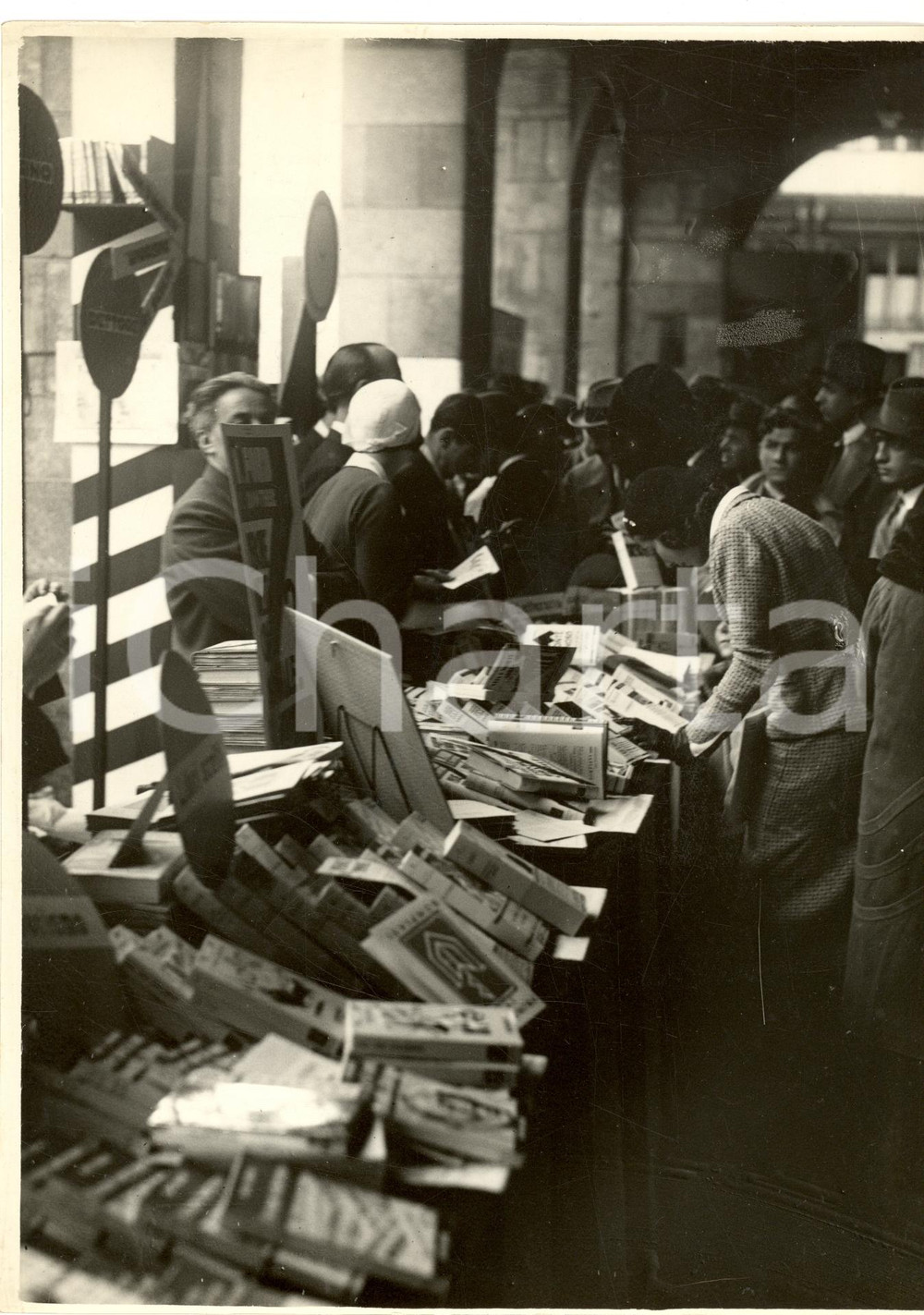 Fotografia d epoca originale 1931 MILANO Fiera del Libro  Milanesi tra le bancarelle Foto ARGO 1
