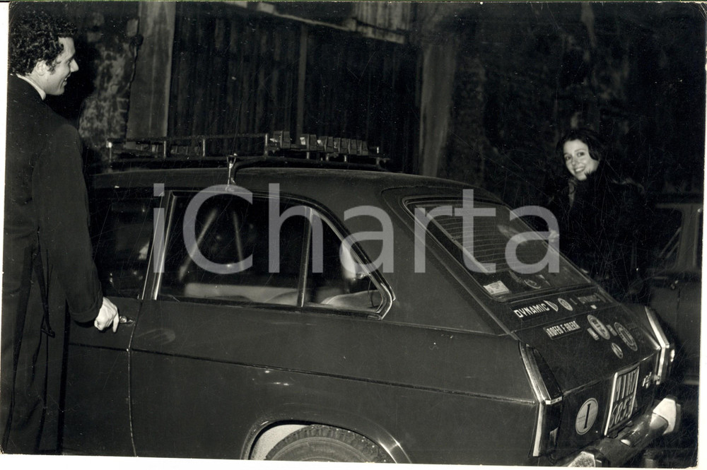 1970 ca MILANO COSTUME Sabina CIUFFINI e Curzio CASTELLI dopo una serata *Foto Fotografia di agenzia. CONDIZIONI: G (ma margini rifilati)FORMATO: 30x20 cm    originale e autentica 1