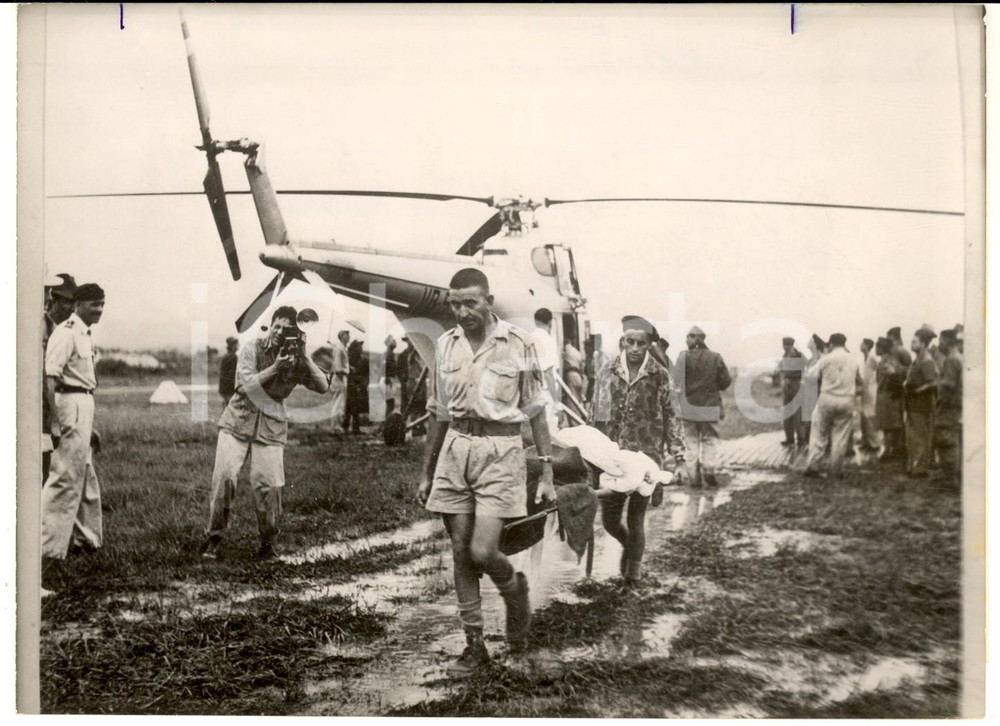 1954 GUERRA DEL VIETNAM - DIEN BIEN PHU - Soccorsi ai feriti francesi *Foto