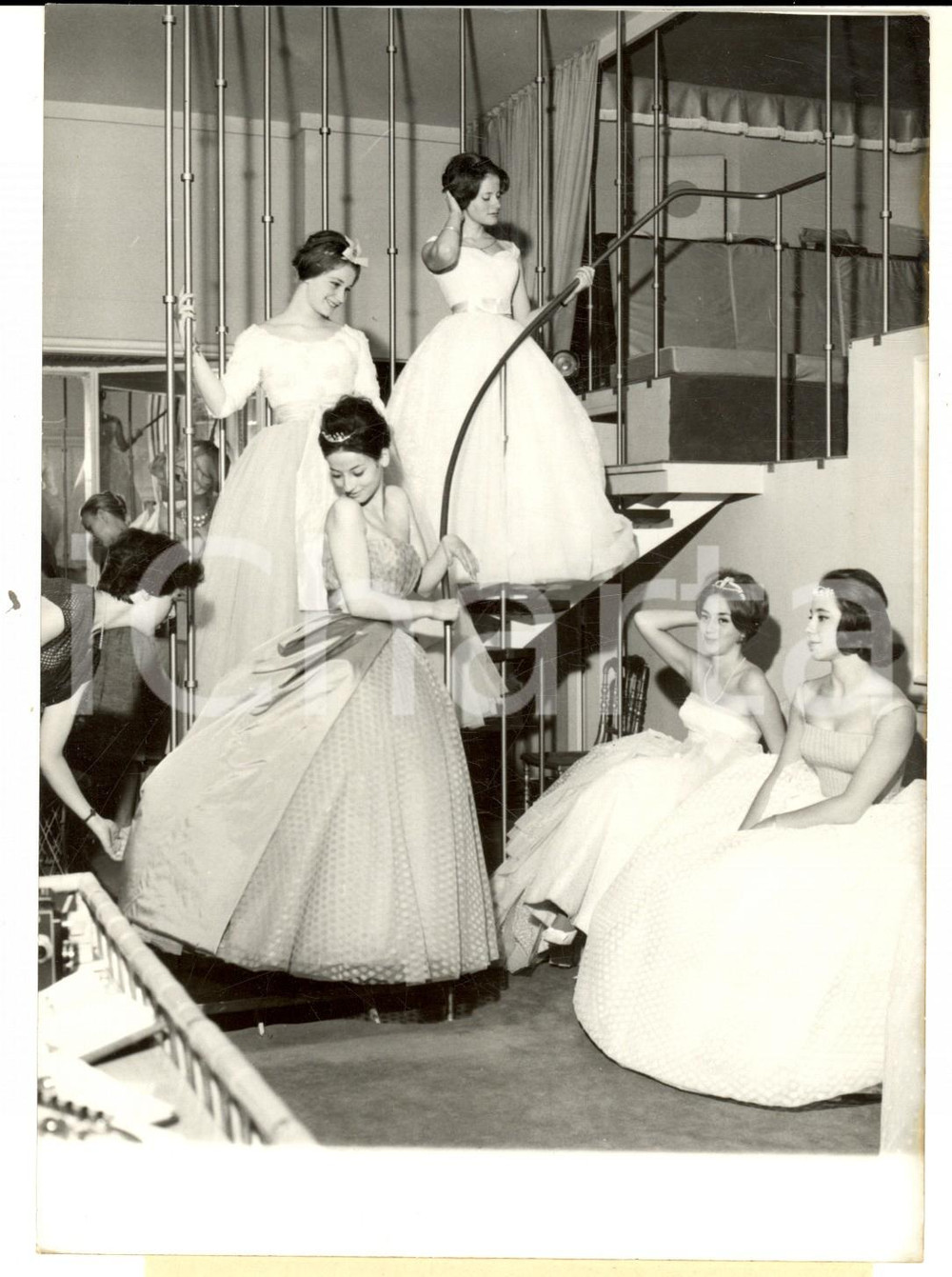 Fotografia d epoca originale 1959 PARIS Bal des DÃ©butantes  FranÃ§oise PAUL LEVY Laetita d ARENBERG 1