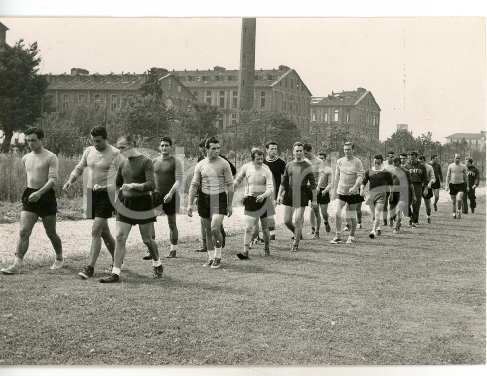 1953 TORINO - CALCIO Allenamento JUVENTUS - Aldo OLIVIERI tra i giocatori *Foto
