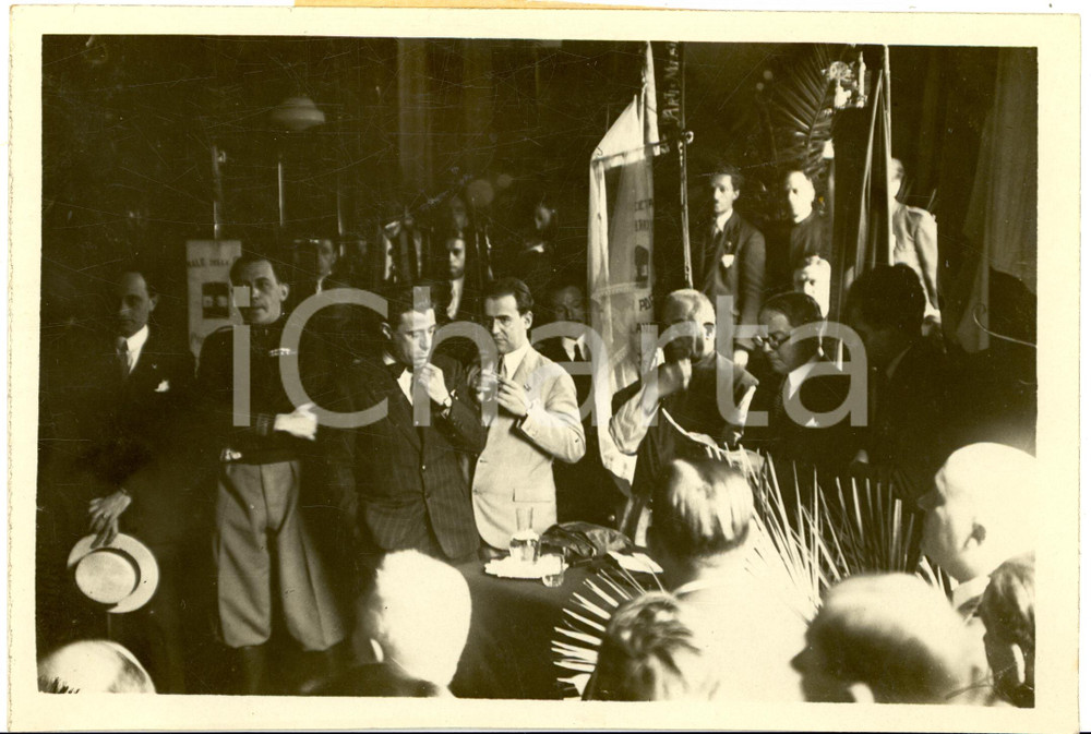 Fotografia d epoca originale 1930 MILANO Federale Luigi COTTINI inaugura bandiera ALBERGHI POPOLARI Foto 1