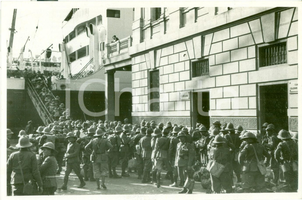 Fotografia d epoca originale 1935 GENOVA Volontari per AFRICA ORIENTALE si imbarcano su piroscafo CALABRIA 1