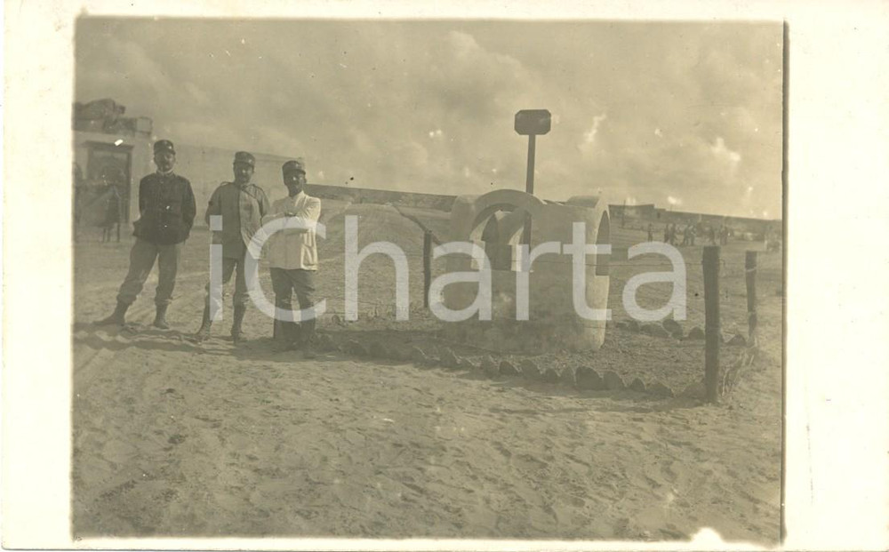 Fotografia d'epoca originale 1920 ca LIBIA (?) Militari coloniali presso un curioso posto di guardia *Foto FP 1