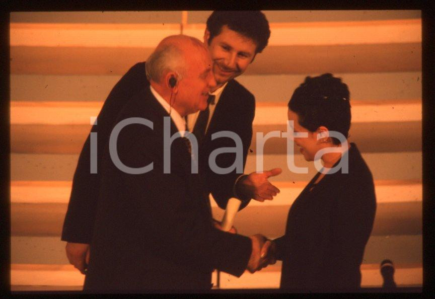 Fotografia d epoca originale 35mm vintage slide 1999 FESTIVAL SANREMO Michail GORBACHEV  RUGGIERO  FAZIO 2 1