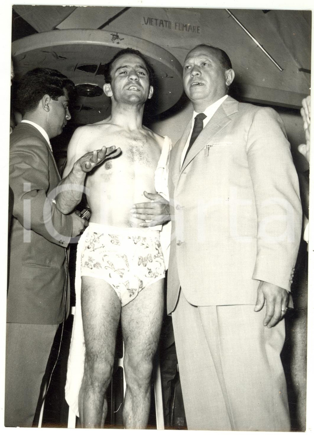 1956 ROMA BOXE Mario D'AGATA al peso con l'arbitro Teddy WALTHAM *Foto 13x18 cm