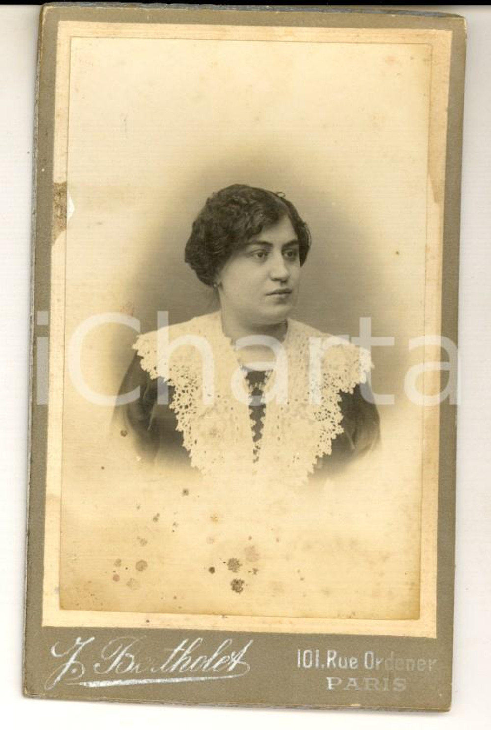 Fotografia d epoca originale 1880 ca PARIS F Ritratto di donna con colletto in pizzo Foto BERTHOLET CDV 1