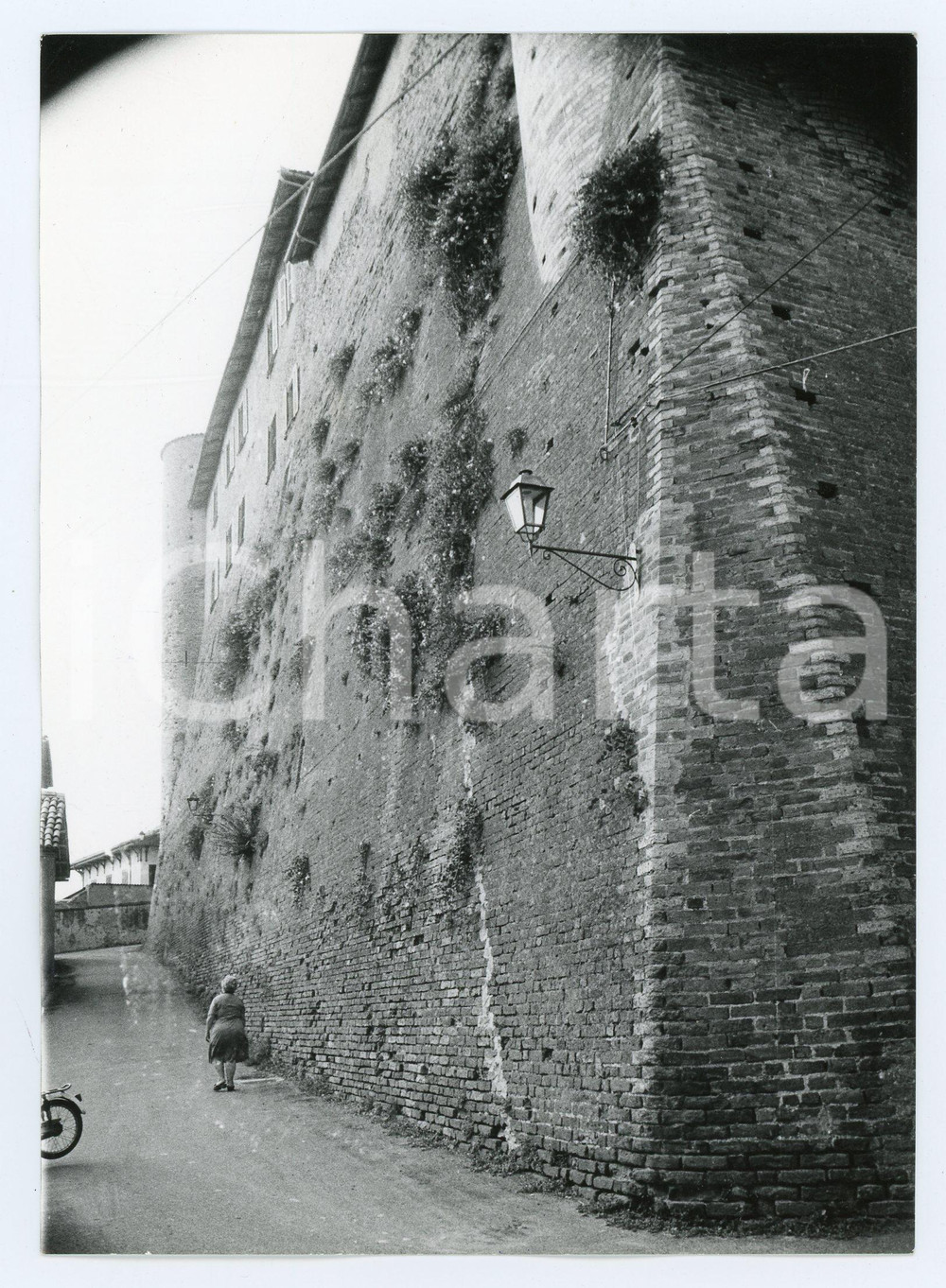 Fotografia d epoca originale 1981 CASTIGLIONE FALETTO CN Turista in visita al Castello  Foto 13x17 cm 1