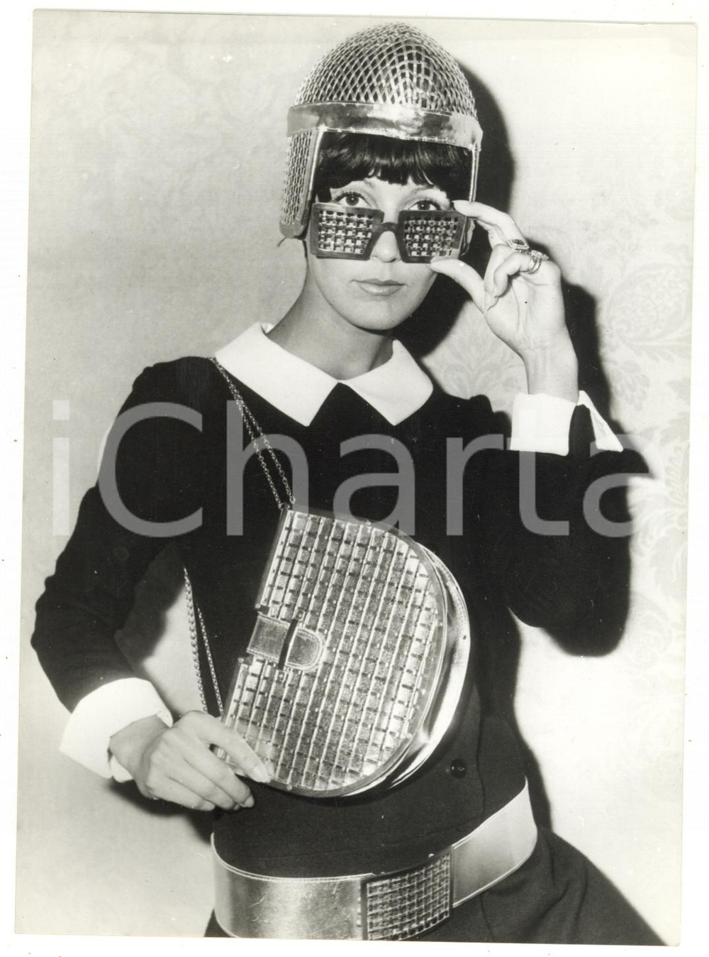 1967 PARIS Sartoria DURER - Modella posa con accessori in rete di ferro *Foto