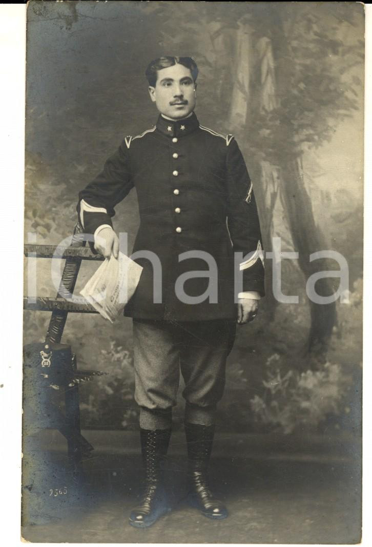 Fotografia d epoca originale 1915 ca BOLOGNA Ritratto di ufficiale con il giornale Foto cartolina BORGHI 1