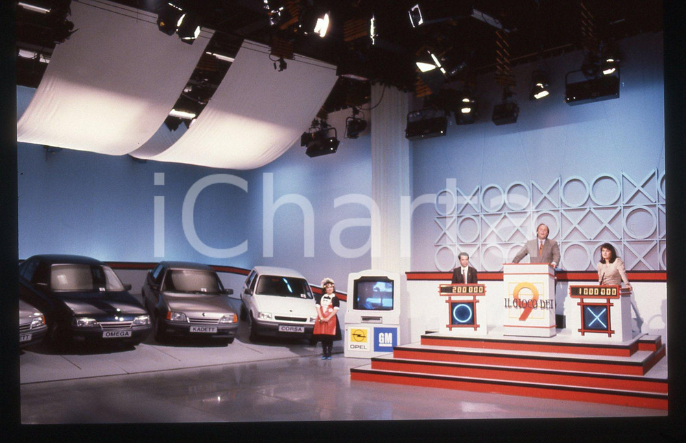 35mm vintage slide* 1990 ca IL GIOCO DEI NOVE Gerry SCOTTI Auto OPEL in palio 1  Diapositiva d'epoca, in formato 35 mm. Nella diapositiva compaiono Gerry Scotti ed Emilietta Farina durante "Il gioco dei 9", in onda su Canale 5. In esposizione appaiono i modelli di Opel Corsa, Kadett, Omega.CONDIZIONI: GOOD Tutti i diritti riservati.E' severamente vietata la riproduzione. ICharta mette in vendita, sul negozio eBay e in esclusiva sul sito "icharta" il proprio archivio composto da numerose diapositive e negativi fotografici d'epoca, tutti originali e autentici, che attraversano la storia del costume italiano tra gli la fine degli anni Sessanta e Novanta.Si tratta di uno sguardo inedito sull'attualit&agrave;, la politica, la vita quotidiana, il gossip e la cultura, che fotografa il cambiamento della nazione in quest'ultimo scorcio del XX secolo. Un'occasione unica per il mercato del collezionismo, che vede finalmente disponibile un archivio eccezionale per vastit&agrave;, tematiche e condizioni, in un settore (il negativo fotografico e la diapositiva) di assoluta novit&agrave; e dalle interessanti prospettive di investimento.  originale e autentica 1