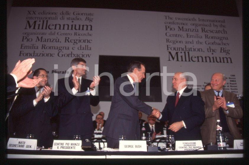 Fotografia d epoca originale 35mm vintage slide 1994 RIMINI â€œPio ManzÃ¹â€ George BUSH Michail GORBACHEV  1 1