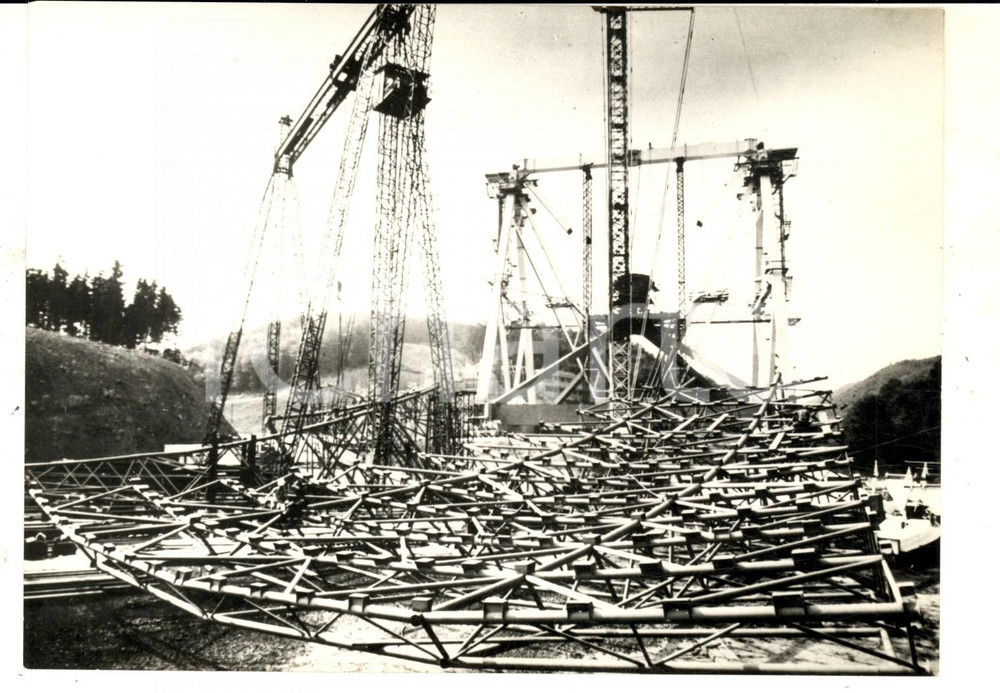 Fotografia d epoca originale 1970 BAD MUNSTEREIFEL Officine KRUPP montano il radiotelescopio Effelsberg Foto 1