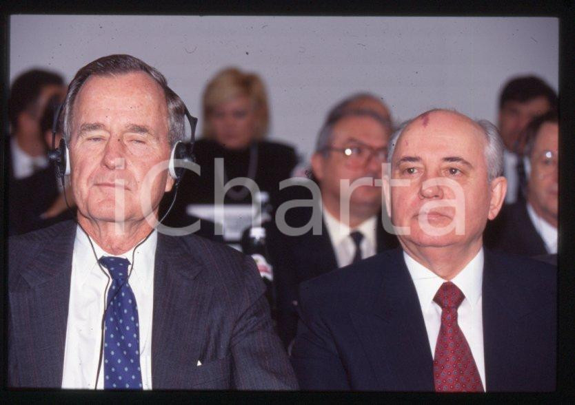Negativo, diapositiva originale 35mm vintage slide 1994 RIMINI “Pio Manzù” George BUSH Michail GORBACHEV 17 1
