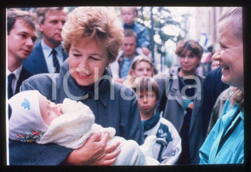 Fotografia d epoca originale 35mm vintage slide 1990 HELSINKI FINLANDIA Raissa GORBACHEVA con bambino 1