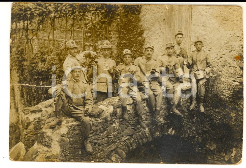 Fotografia d epoca originale 1915 ca REGIO ESERCITO Reparto sussistenza  L ora del rancio Foto DANNEGGIATA 1