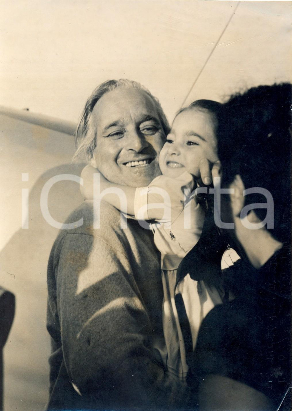 Fotografia d epoca originale 1953 MILANO  Raid Artico  Maner LUALDI abbraccia la figlia Foto 13x18 cm 1