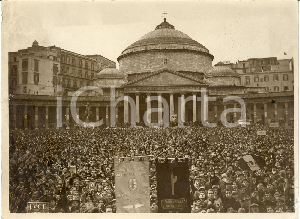 Fotografia d epoca originale 1937 NAPOLI Piazza del Plebiscito  Folla attende il Duce Aeronautica ROMEO 1
