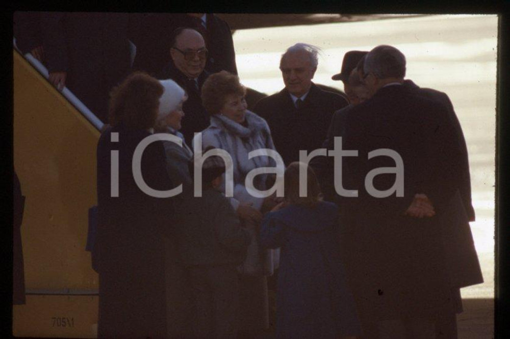Fotografia d epoca originale 35mm vintage slide 1984 LONDON Heatrow  Arrivo Michail GORBACHEV e Raissa 3 1