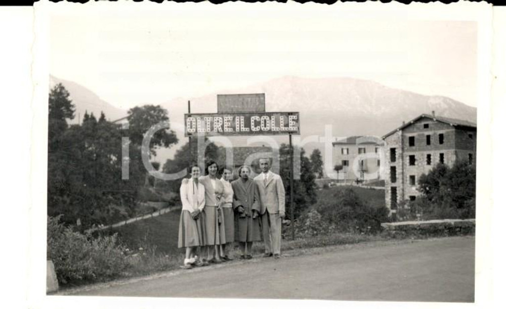 Fotografia d epoca originale 1950 ca OLTRE IL COLLE Una famiglia di escursionisti Foto VINTAGE 9x5 cm 1