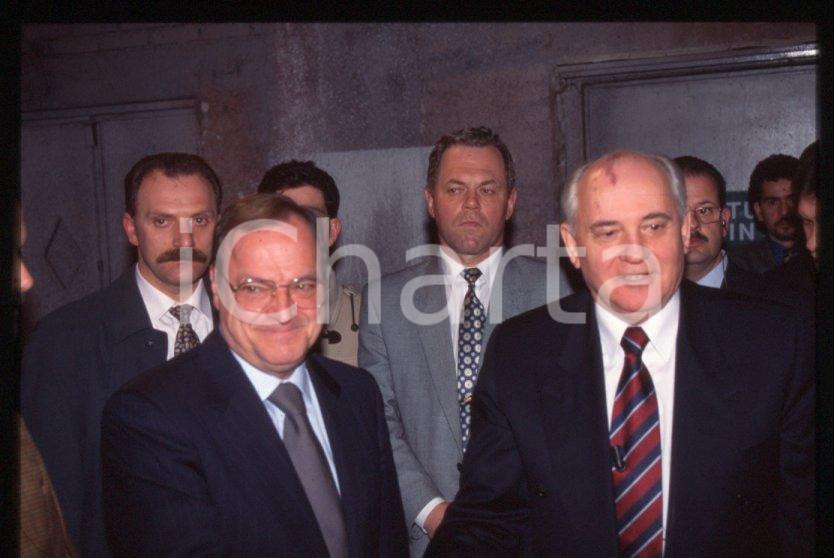 Fotografia d epoca originale 35mm vintage slide 1996 MILANO Teatro PARENTI Michail GORBACHEV  FORMENTINI 1 1