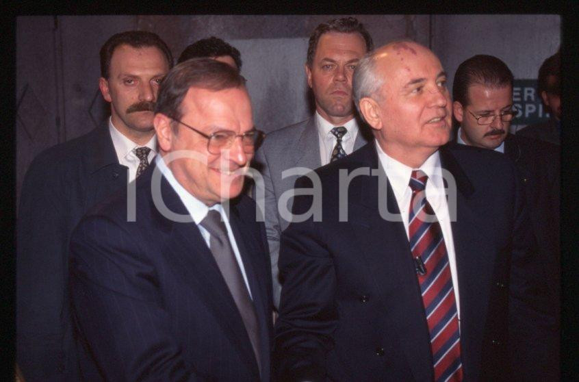 Fotografia d epoca originale 35mm vintage slide 1996 MILANO Teatro PARENTI Michail GORBACHEV  FORMENTINI 4 1