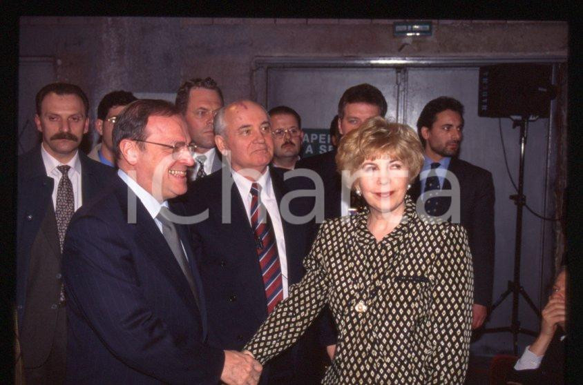 Fotografia d epoca originale 35mm vintage slide 1996 MILANO Teatro PARENTI Michail GORBACHEV  FORMENTINI 6 1