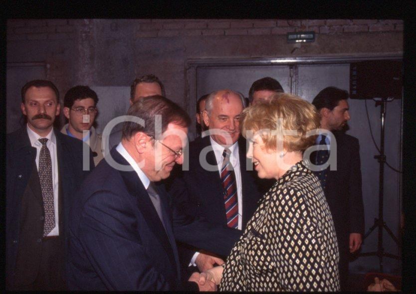Fotografia d epoca originale 35mm vintage slide 1996 MILANO Teatro PARENTI Michail GORBACHEV  FORMENTINI 7 1