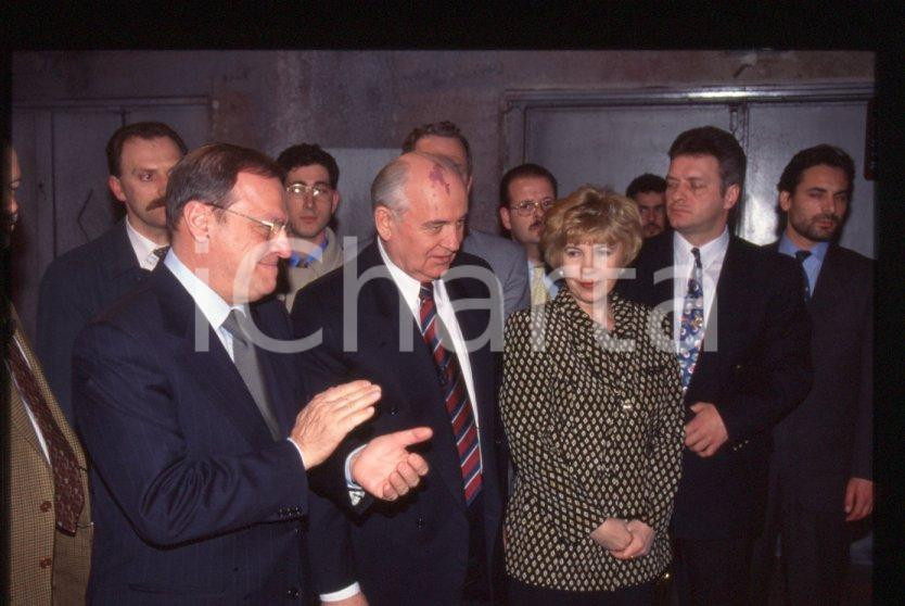 Fotografia d epoca originale 35mm vintage slide 1996 MILANO Teatro PARENTI Michail GORBACHEV  FORMENTINI 8 1