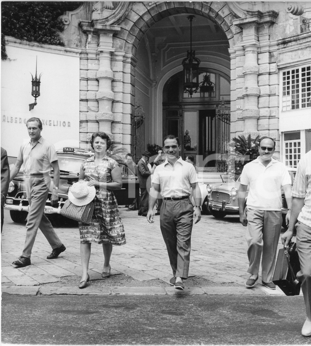 1962 RAPALLO King Hussein of Jordan with his wife Toni Gardiner (2) Photo 1962Fotografia vintage rara d'epoca, scattata all'uscita dell'Hotel Excelsior.Timbro archivio Publifoto Genova al verso.FORMATO: 18x19 cm CONDIZIONI: G ICHARTA mette in vendita le stampe vintage della collezione Publifoto Genova, per la maggior parte inedita o in tiratura di pochi esemplari. Si tratta di un'ottima opportunit&agrave; di investimento per i collezionisti di fotografie d'epoca.    originale e autentica 1