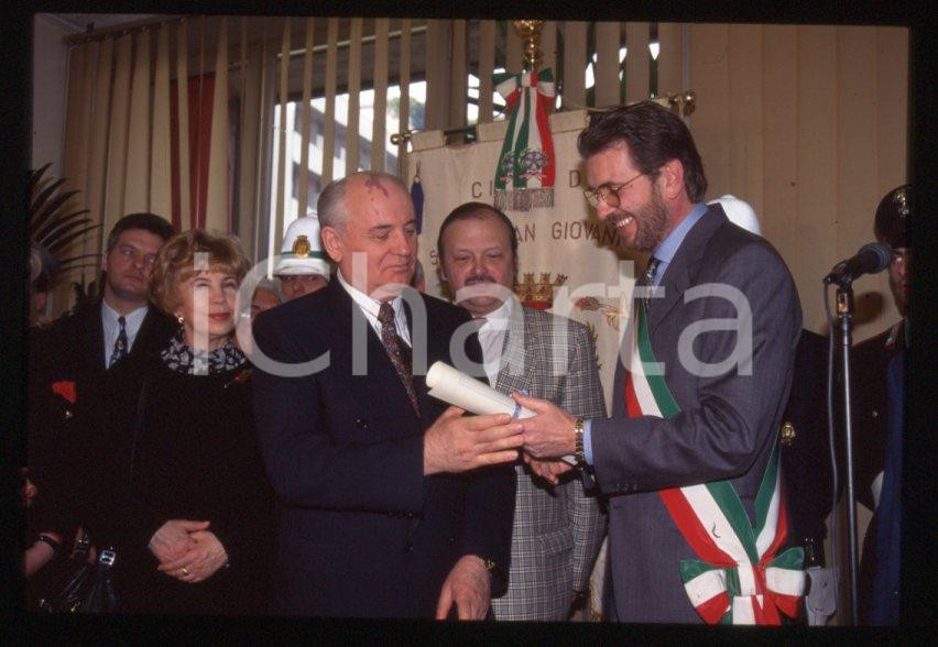 Fotografia d epoca originale 35mm vintage slide 1995 SESTO SAN GIOVANNI Michail GORBACHEV Filippo PENATI 11 1