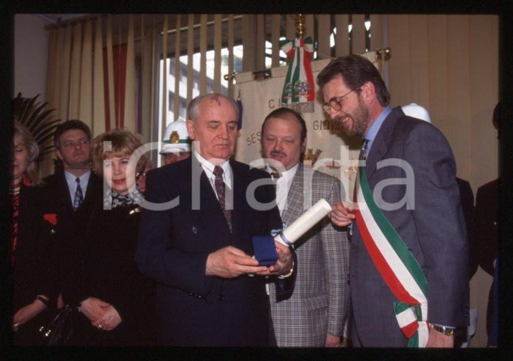 Fotografia d epoca originale 35mm vintage slide 1995 SESTO SAN GIOVANNI Michail GORBACHEV Filippo PENATI 12 1