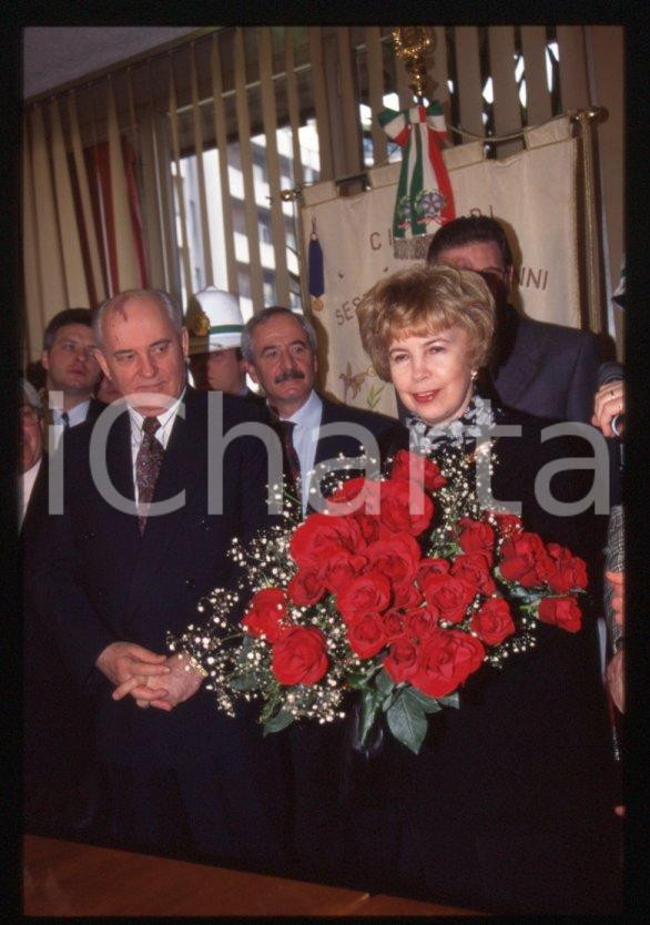 Fotografia d epoca originale 35mm vintage slide 1995 SESTO SAN GIOVANNI Michail GORBACHEV Raissa 2 1