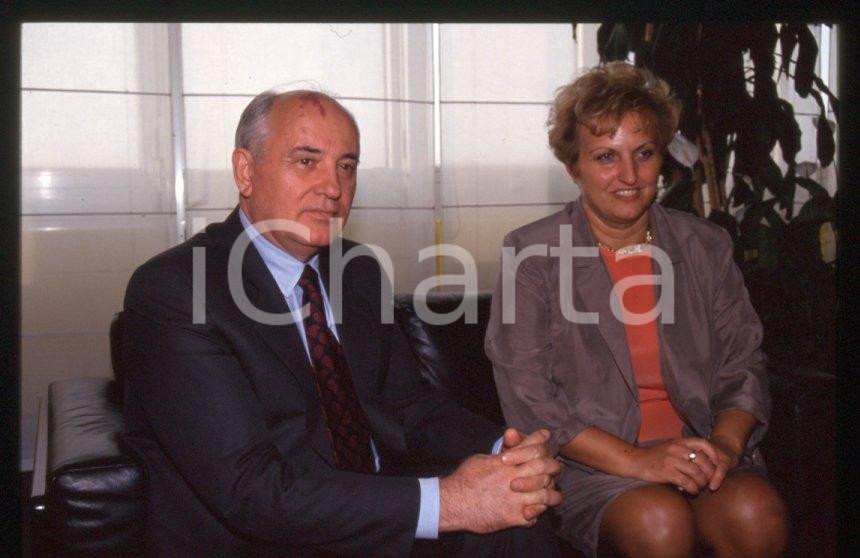 Fotografia d epoca originale 35mm vintage slide 1993 MILANO Michail GORBACHEV Fiorella GHILARDOTTI 1 1