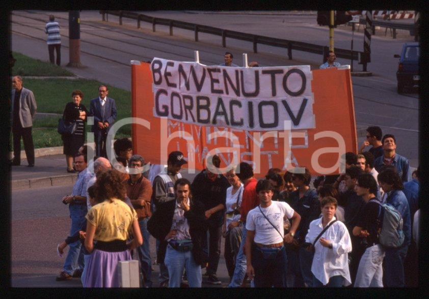 Fotografia d epoca originale 35mm vintage slide 1993 MILANO Movimento Umanista  Striscione pro GORBACHEV 1