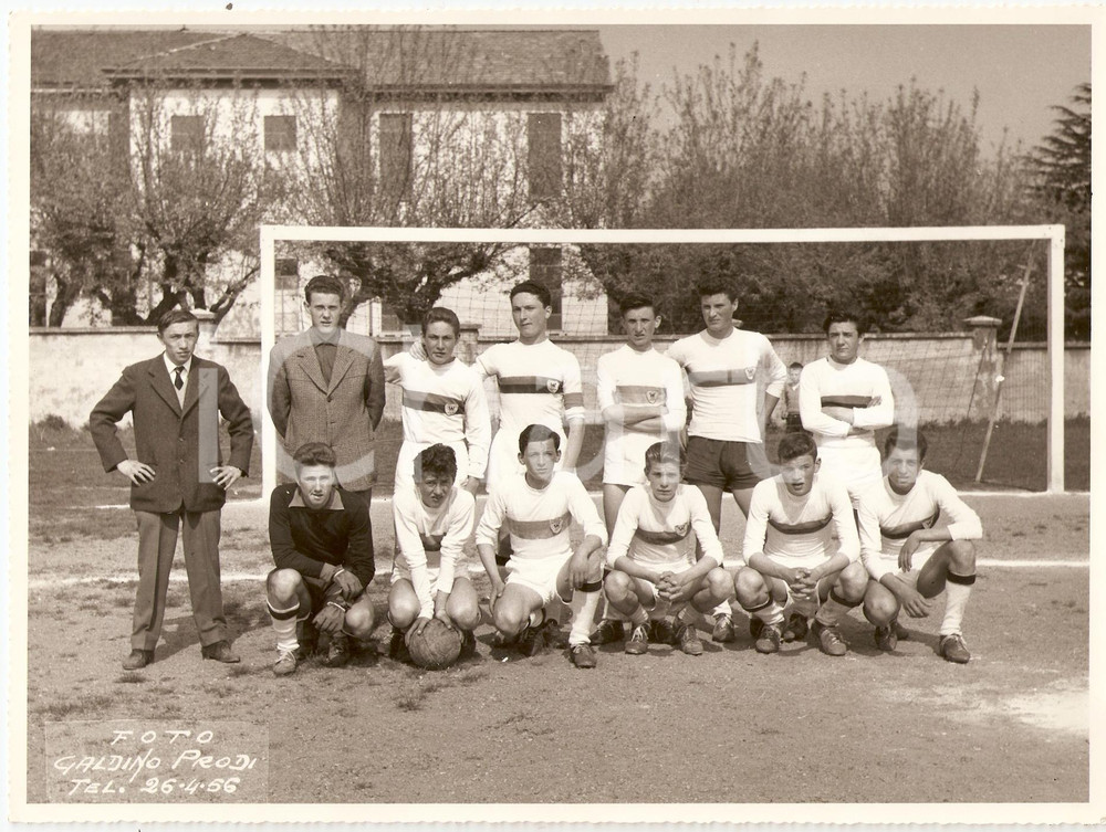 Fotografia d epoca originale 1950 ca CALCIO LUINO VA Squadra giovanile con allenatore  Foto Galdino PRODI 1