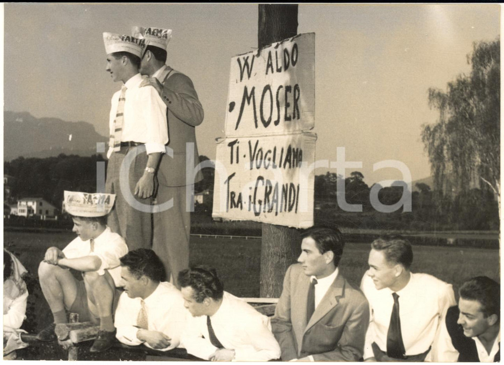 1955 CICLISMO TRE VALLI VARESINE Tifosi con cartelli pro Aldo MOSER - Foto Fotografia d'epoca con didascalia coeva. CONDIZIONI: GFORMATO: 18x13 cm     originale e autentica 1