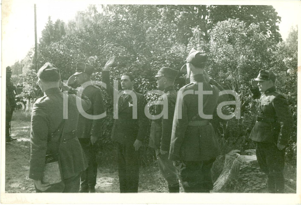Fotografia d epoca originale 1935 RIGA LETTONIA Militi fascisti sfilano davanti a Ispettore C.A.U.R. Foto 1