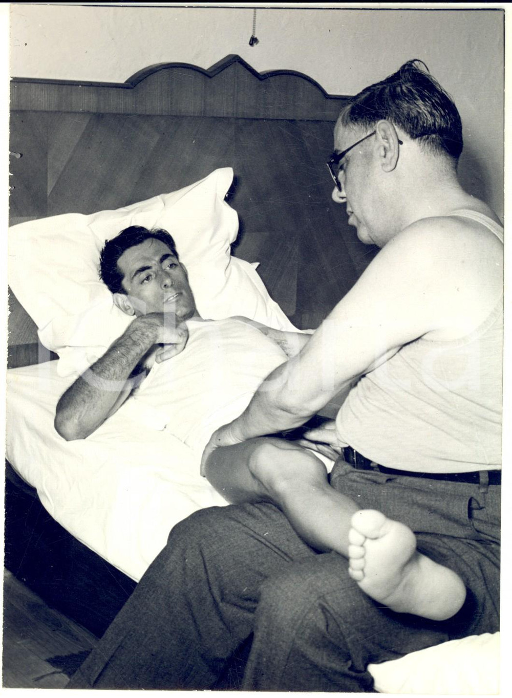 1953 LUGANO CICLISMO Biagio CAVANNA massaggia Fausto COPPI - Foto 13x18 Fotografia d'epoca con didascalia coeva al verso. CONDIZIONI: G      originale e autentica 1