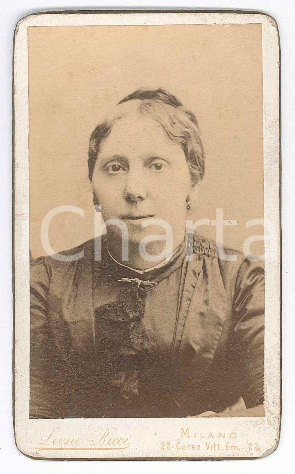 Fotografia d epoca originale 1895 ca MILANO Ritratto di donna in abito scuro  Foto Leone RICCI CDV 1